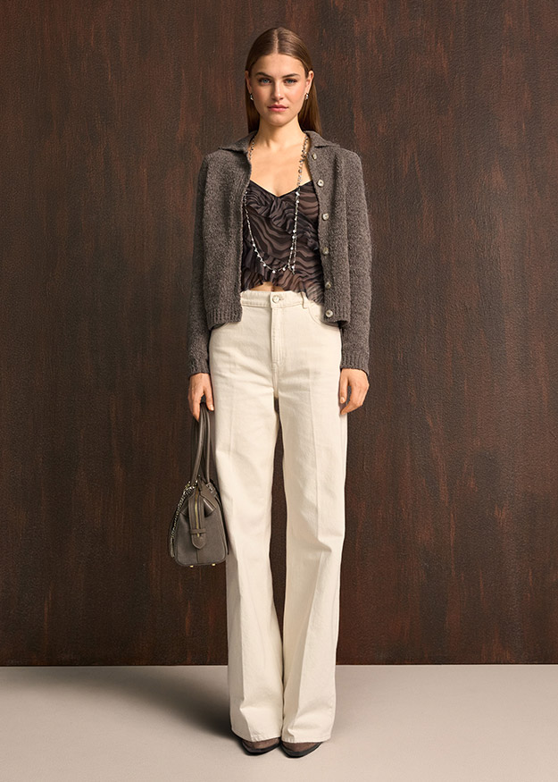 jacke, cardigan, pailletten, kette, hose, handtasche, farbe-grau, farbe-beige