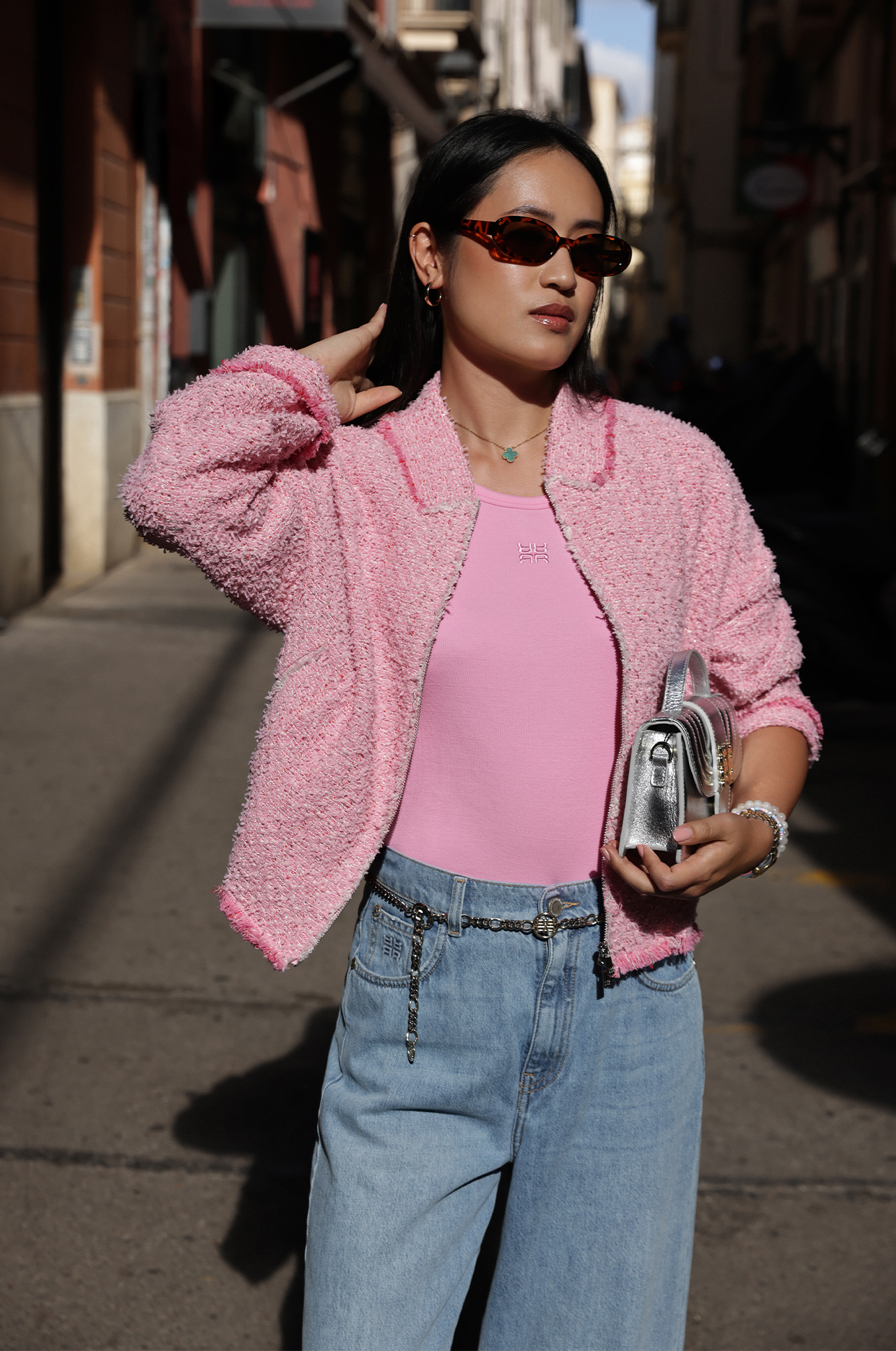 Sonnenbrille, Strickwaren, Pullover, Jeanshose, Hosen