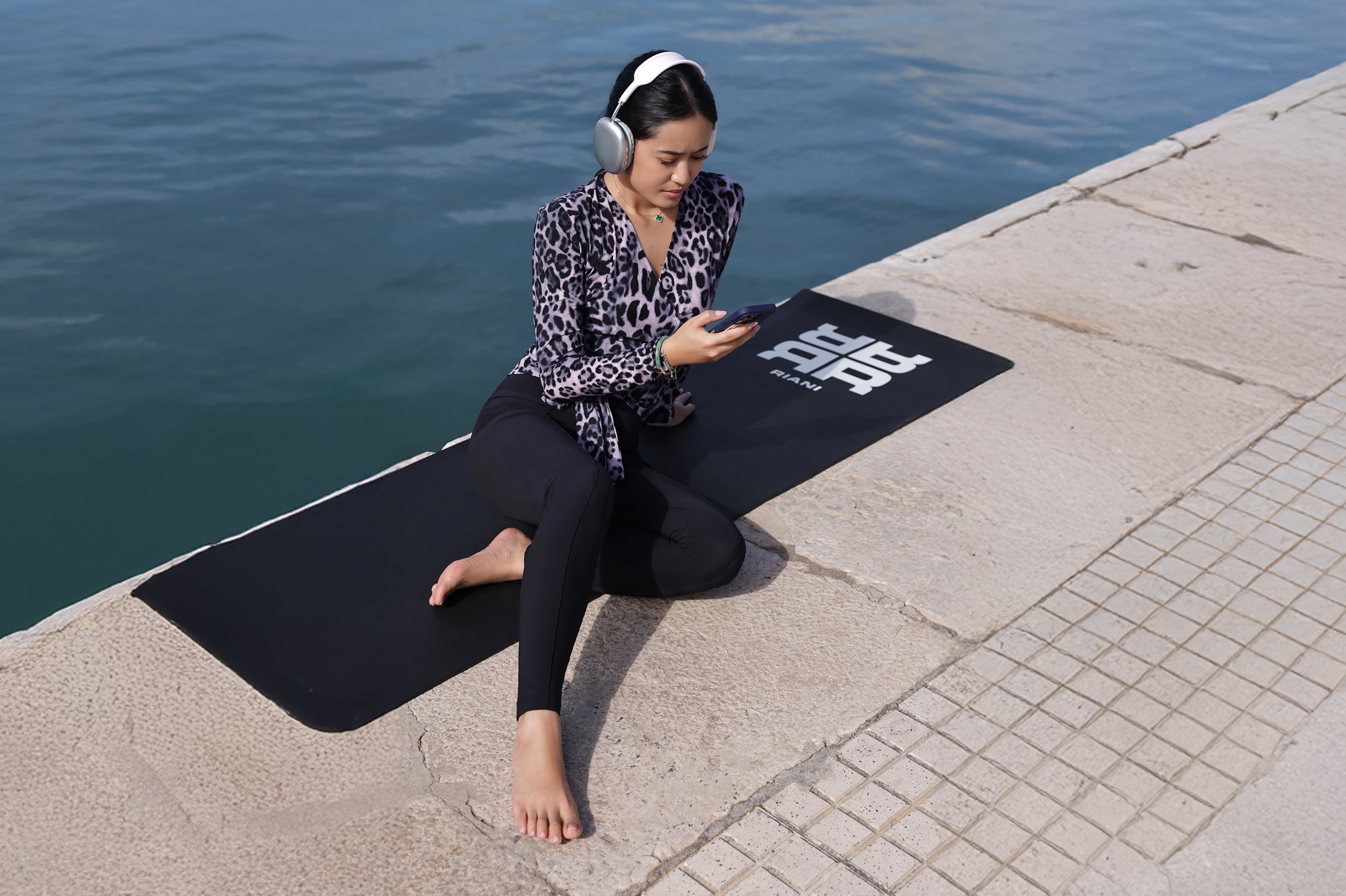 Person, Sitzen, Erwachsener, Weiblich, Frau, Person, Sitzen, Erwachsener, Weiblich, Frau