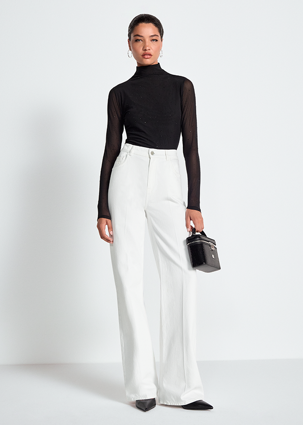Schwarzer Rollkragenpullover, Transparente Ärmel, Weiße Stoffhose, Weites Bein, Mini-Handtasche
