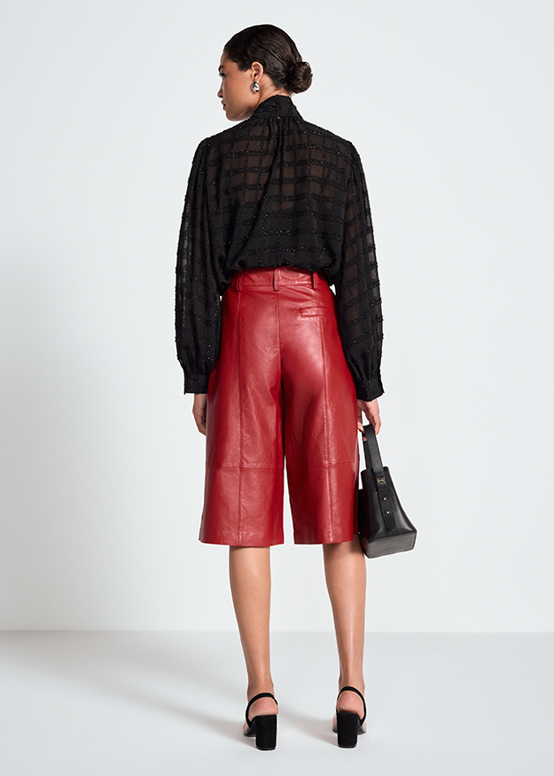 Schwarze Bluse, Transparenter Stoff, Strukturmuster, Rote Lederhose, Kurze Hose