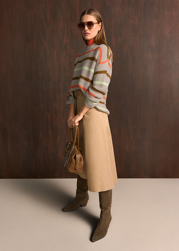 Pullover, gestreifte Strickjacke, Rollkragenpullover, beiger Rock, Knee-High-Stiefel