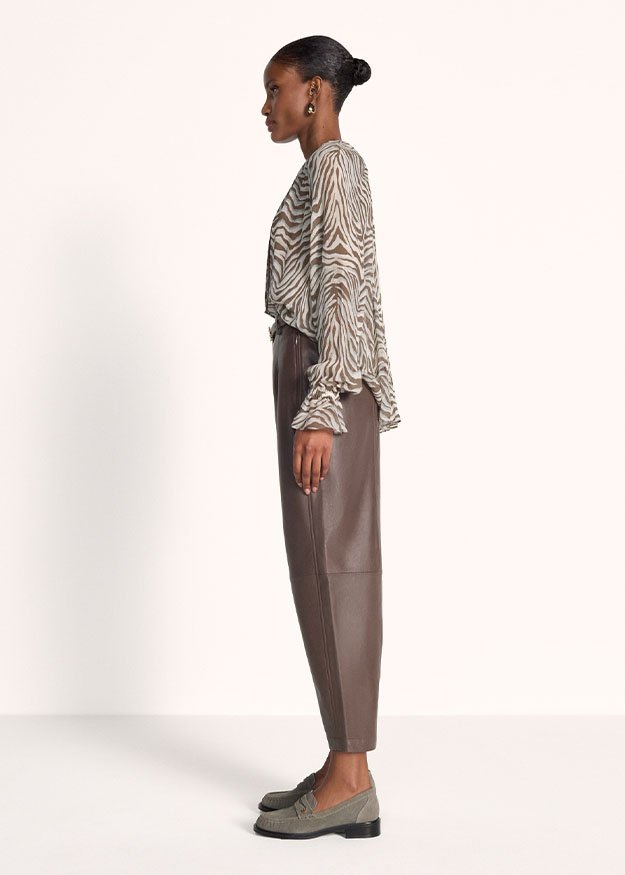 Zebra-Print, Bluse, A-Linien-Schnitt, Lederhose, Loafer