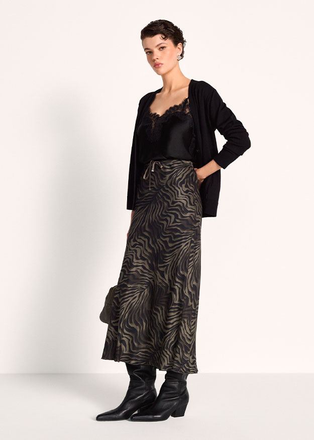 Damenoberteil, Spitzen-Top, Cardigan, Maxi-Rock, Tierprint, Stiefel, Schwarz, Lange Rock