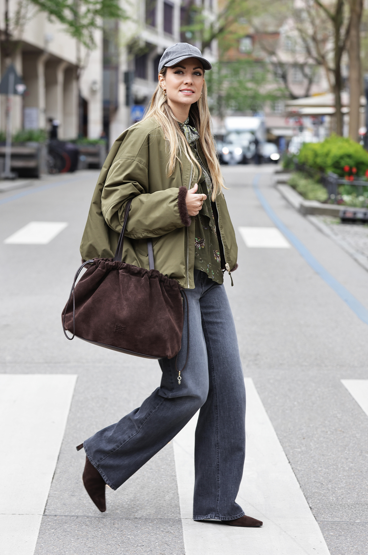Bomberjacke, Olive-grün, Hardshell, Breite Jeans, Umhängetasche