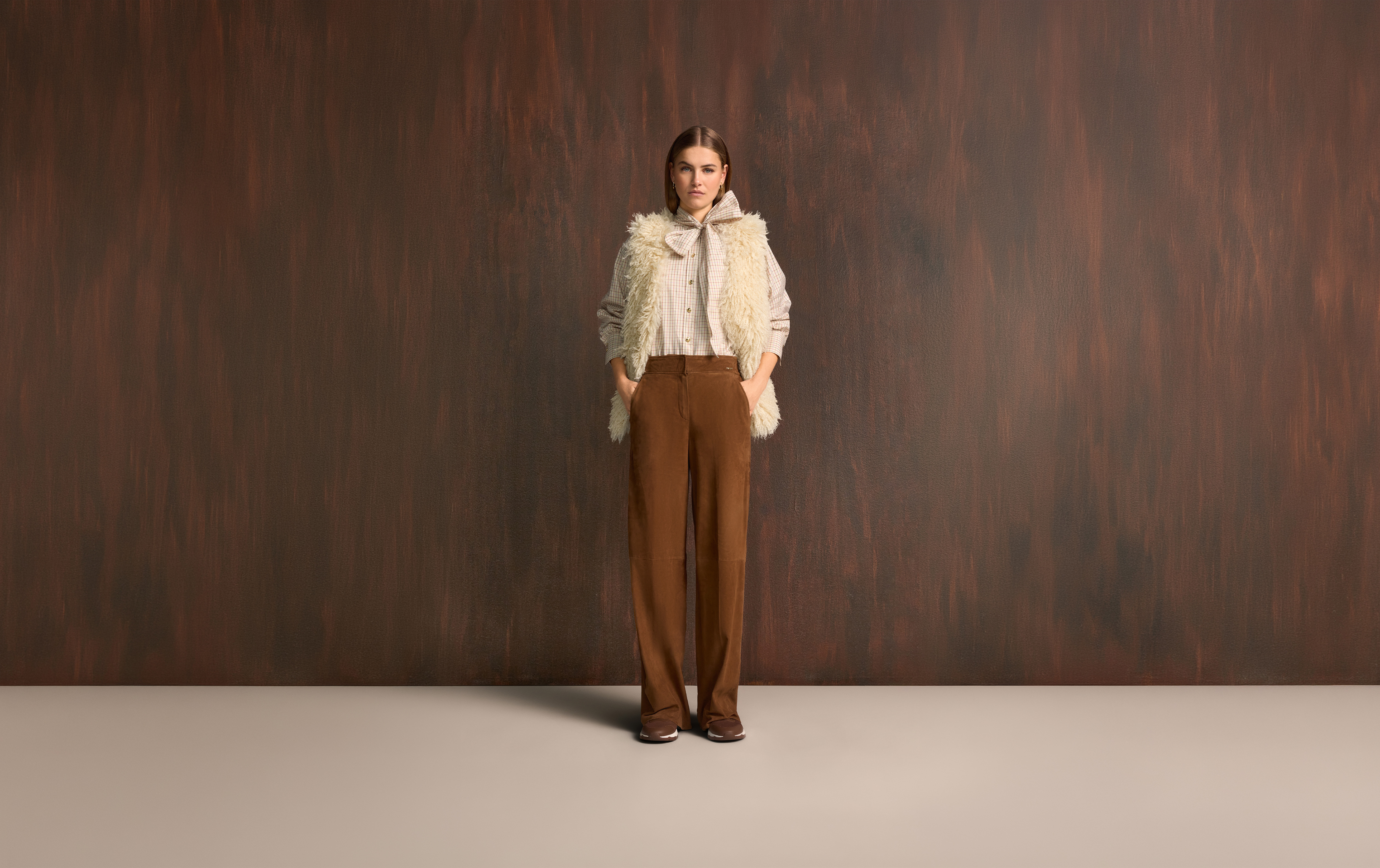 beige Weste, Fellweste, Karohemd, braune Hose, Casual-Outfit