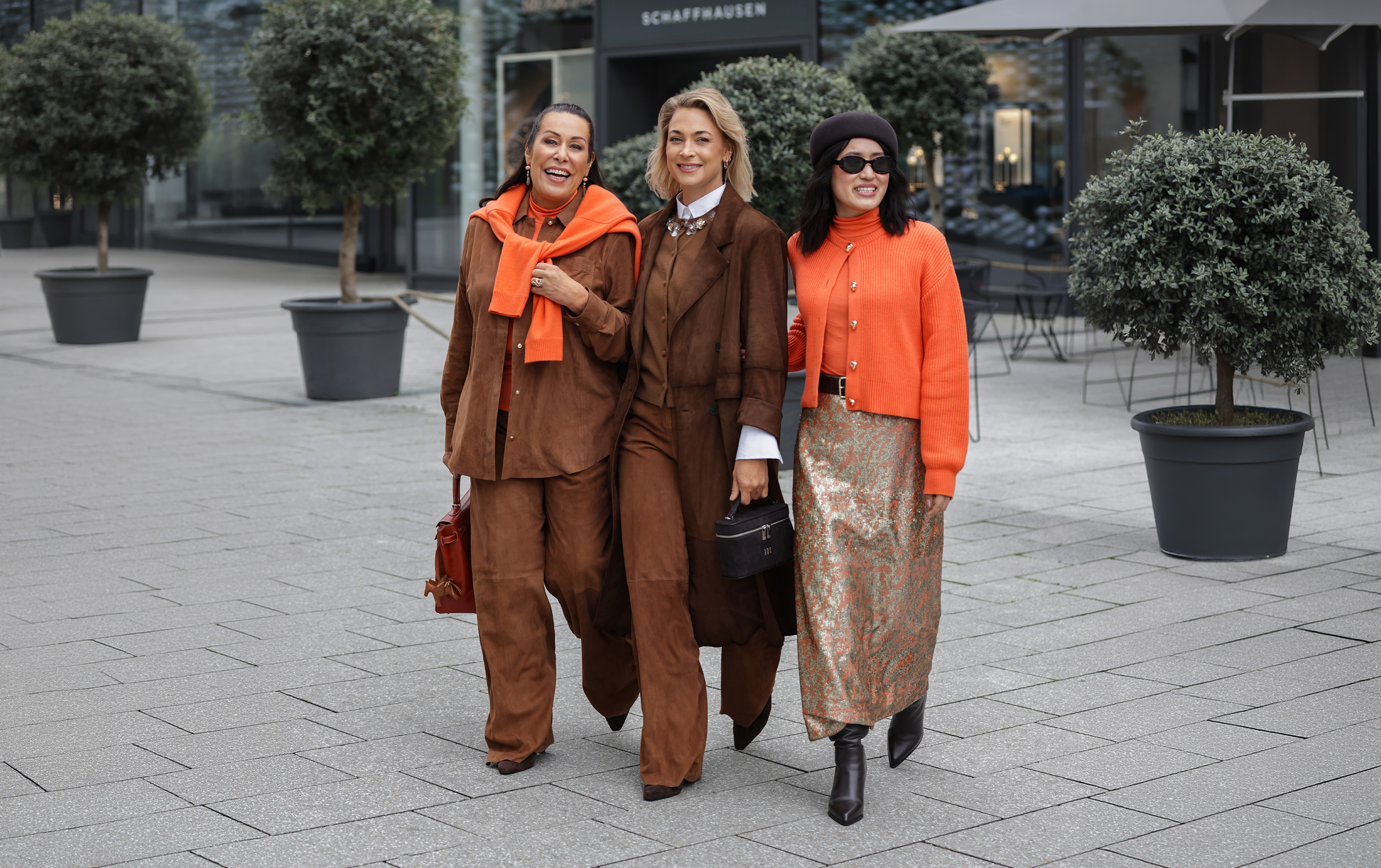 Damenoutfit, Bronze/braune Kleidung, Fell-/Cord-Look, Orange Hoodie, Stofftasche