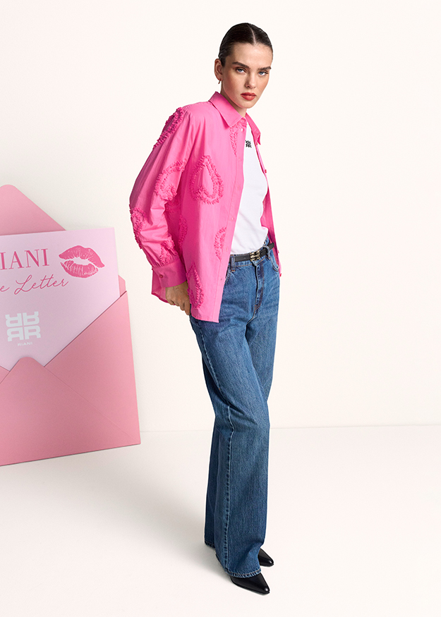 Bluse mit Herzenapplikationen