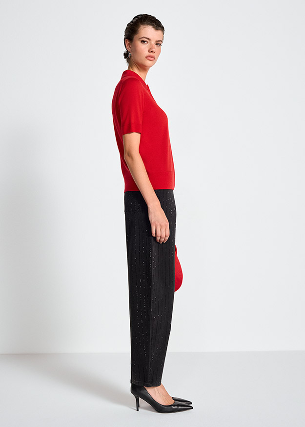 Rotes T-Shirt, Kurzarmshirt, Schwarze Hose, Glitzerstreifen, Pumps