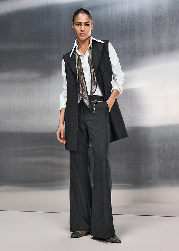 Damenweste, Streifenhose, weiße Bluse, Schal, Gilet