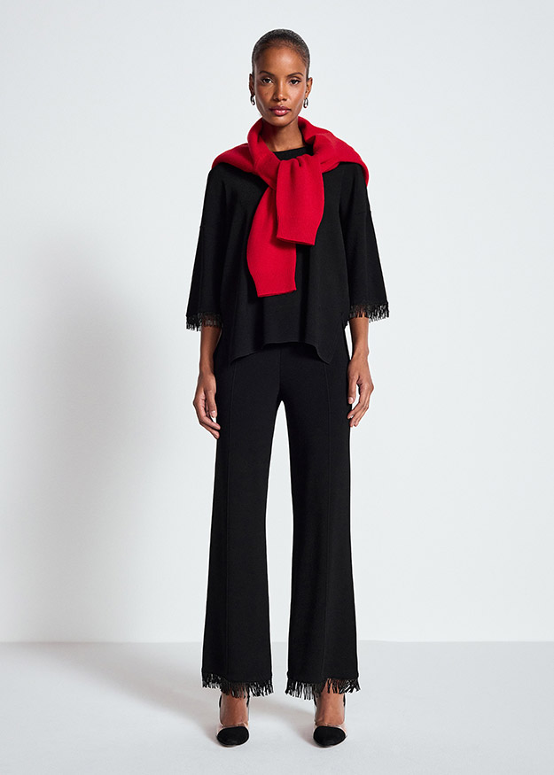Schwarze Bluse, Schwarze Schlaghose, Roter Schal, Fransendetails