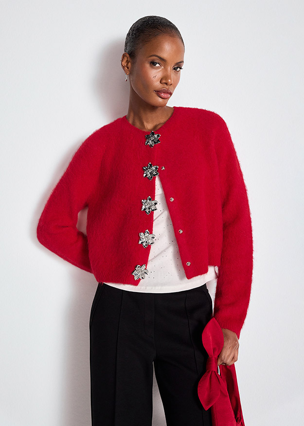 rote Strickjacke, flauschige Textur, Rundhalsausschnitt, Blumenknöpfe, langärmelig