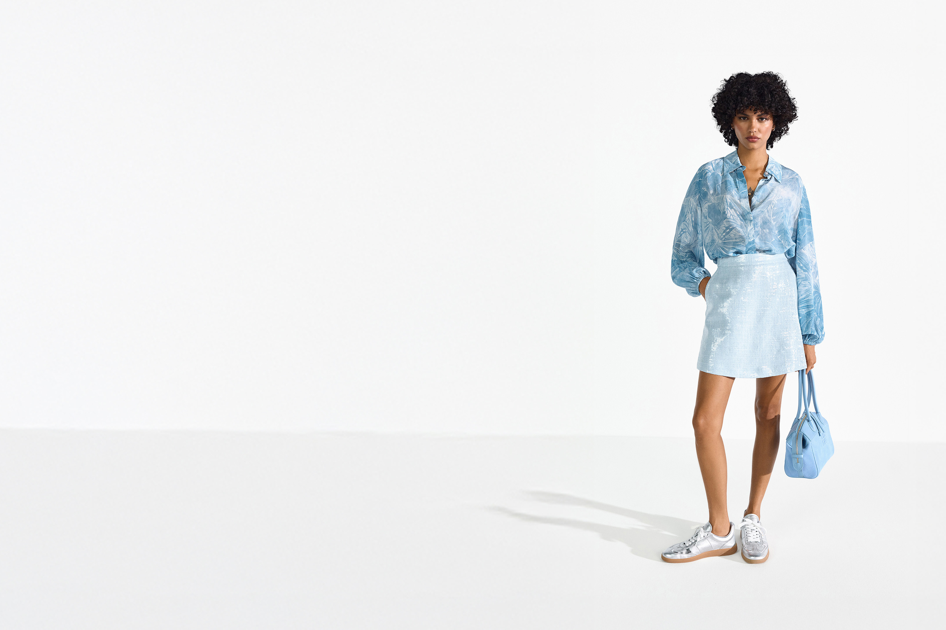 Bluse, Hemdbluse, Minirock, Satin, Gehäkelte Tasche