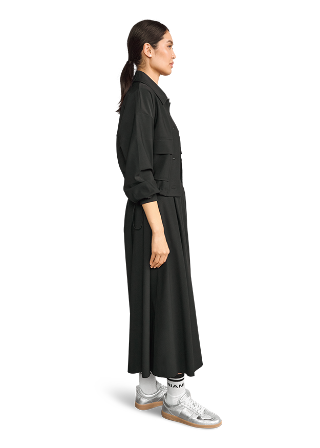 schwarzes Kleid, Maxi-Kleid, Hemdjacke?, Jacke, Sportschuhe