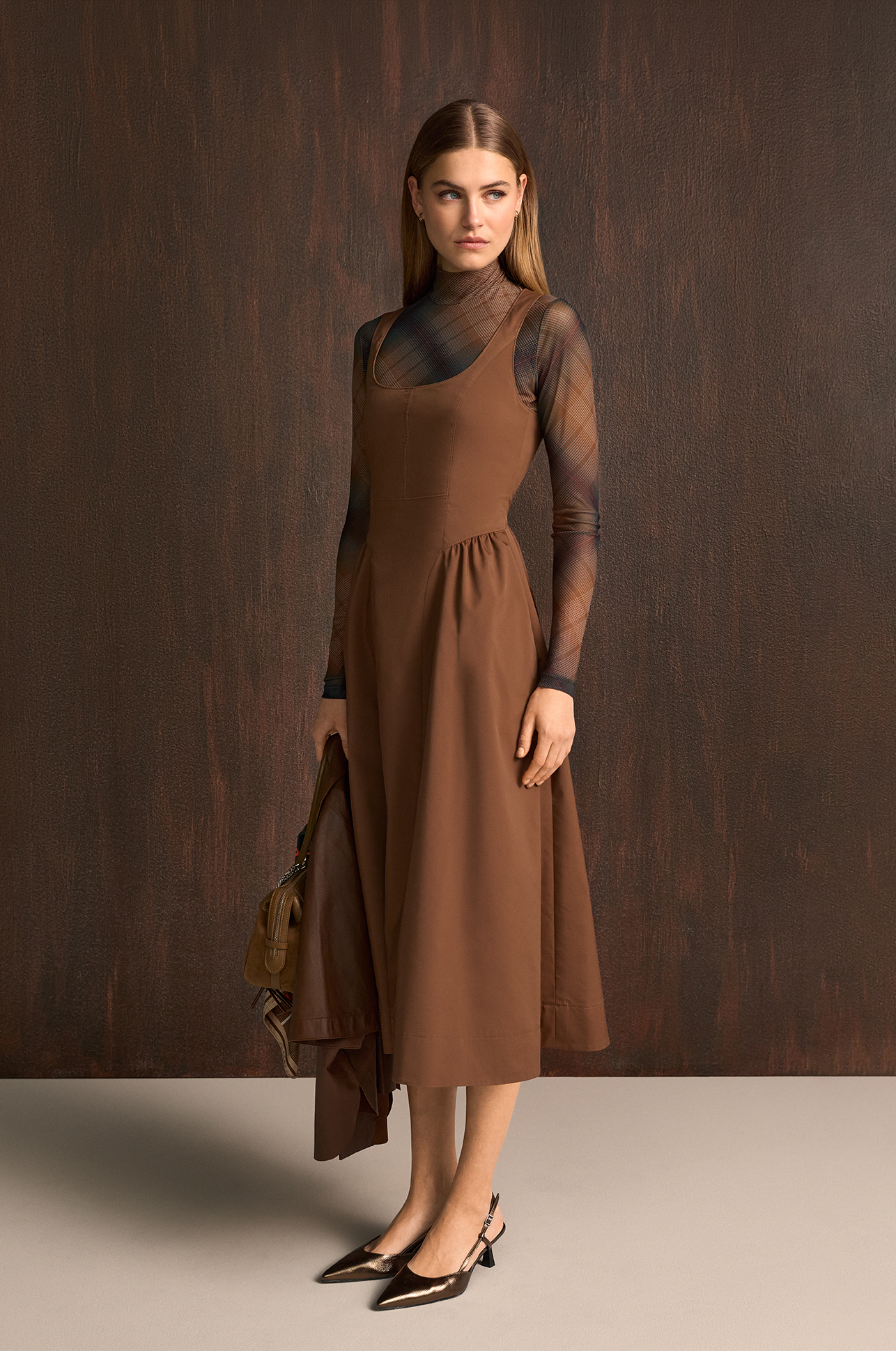 braune Kleid, Latzkleid, ärmelloses Kleid, geschichtetes Outfit, Modestil ensemble