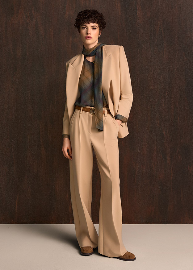 beige Suit, Blazer Beige, weite Bein Hose, Schal, Hemdkragen