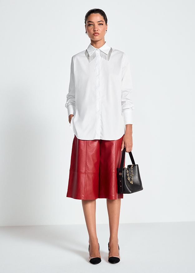 Weiße Bluse, Spitzenkragen, Lange Ärmel, Roter Lederrock, Schwarze Handtasche