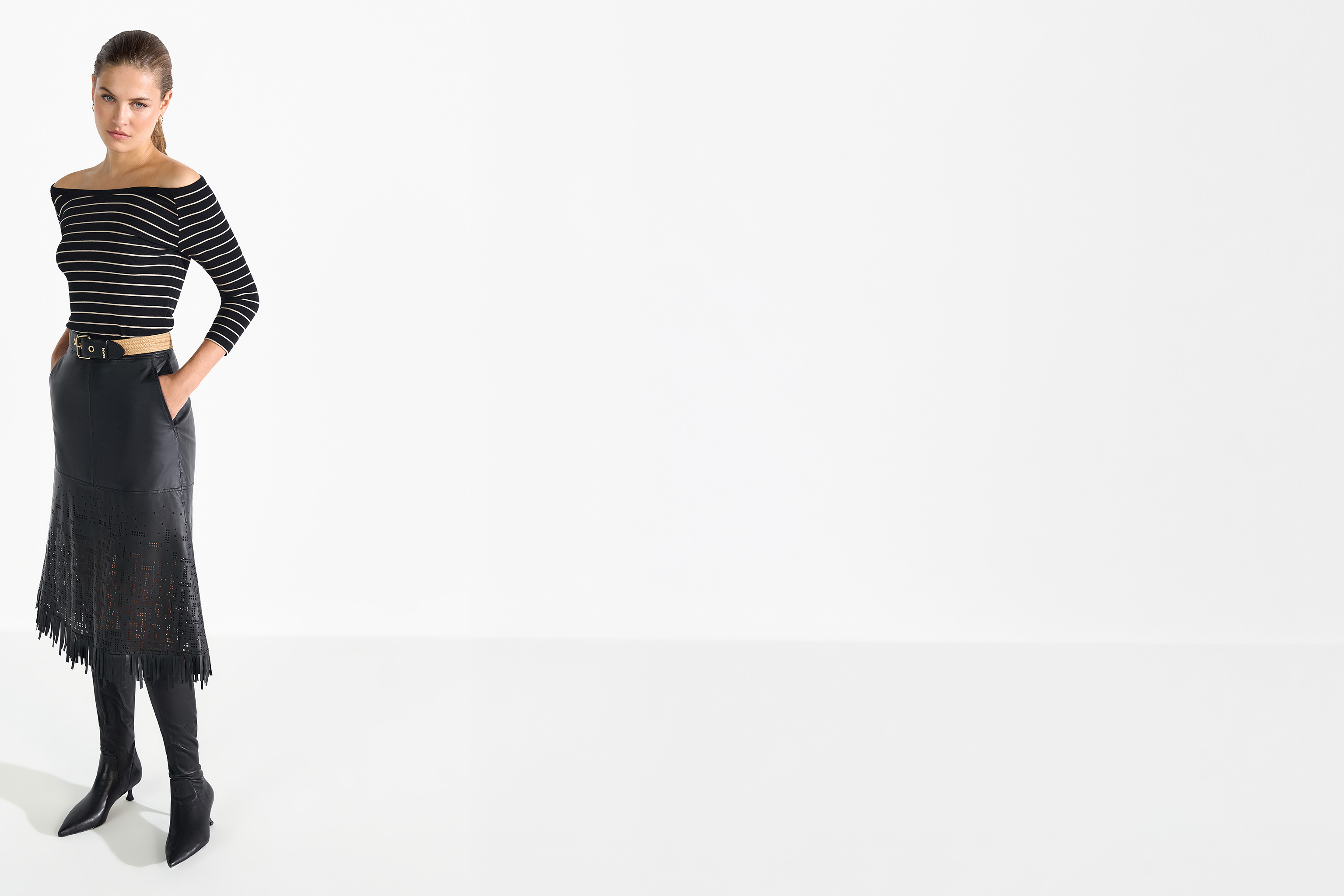 Streifenoberteil, Schulterfrei, Midi-Rock, Lederrock, Kniehohe Stiefel