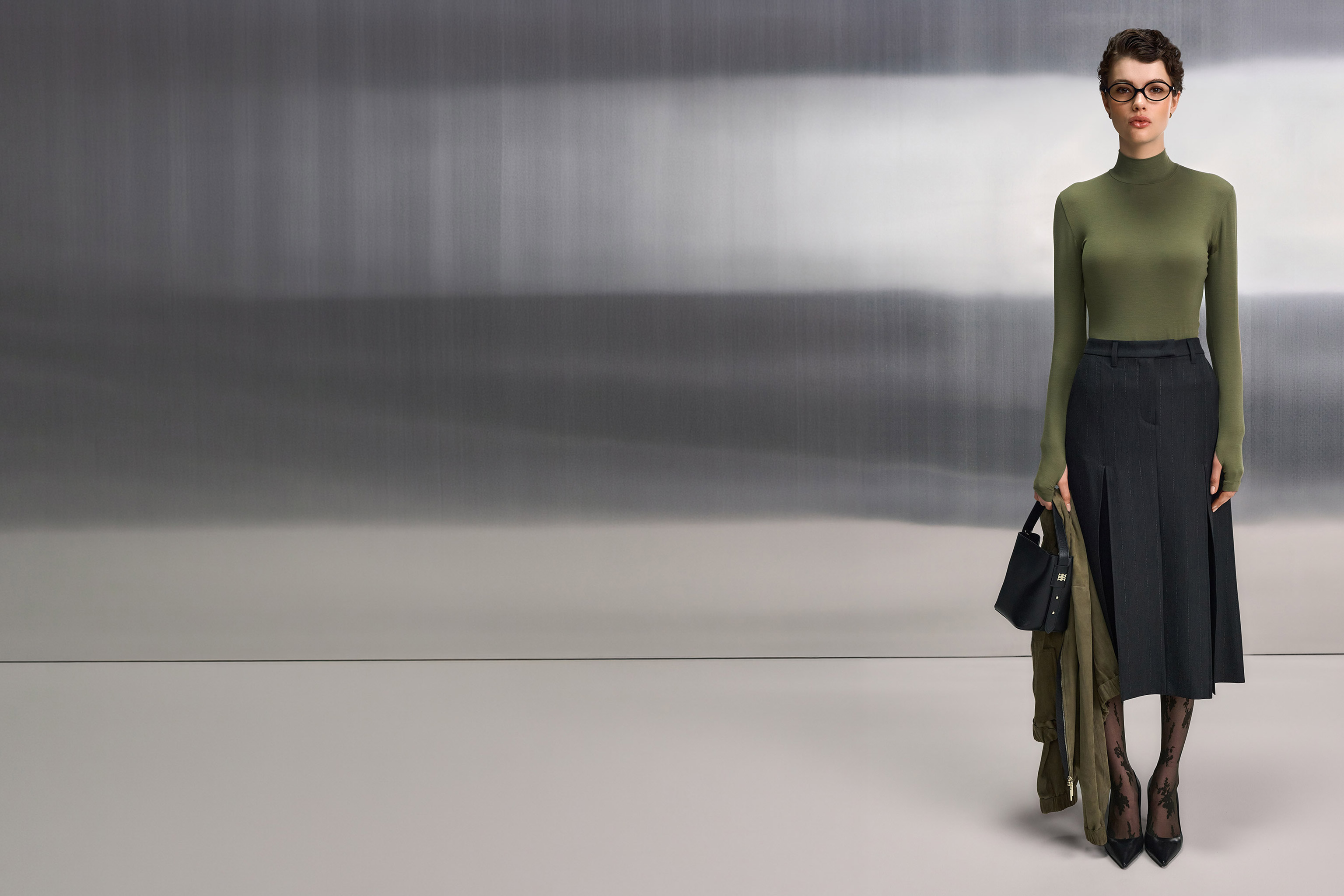 turtleneck, olivgrün, Bleistiftrock, Brille, schwarzige Tasche