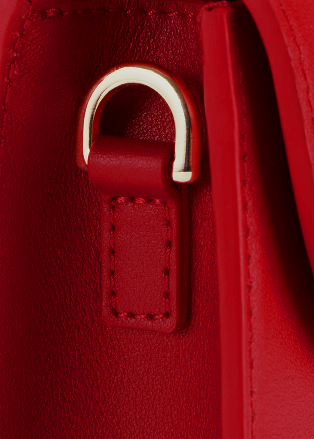 Rote Tasche, Lederoptik, Goldfarbener Ring, Genähte Lasche