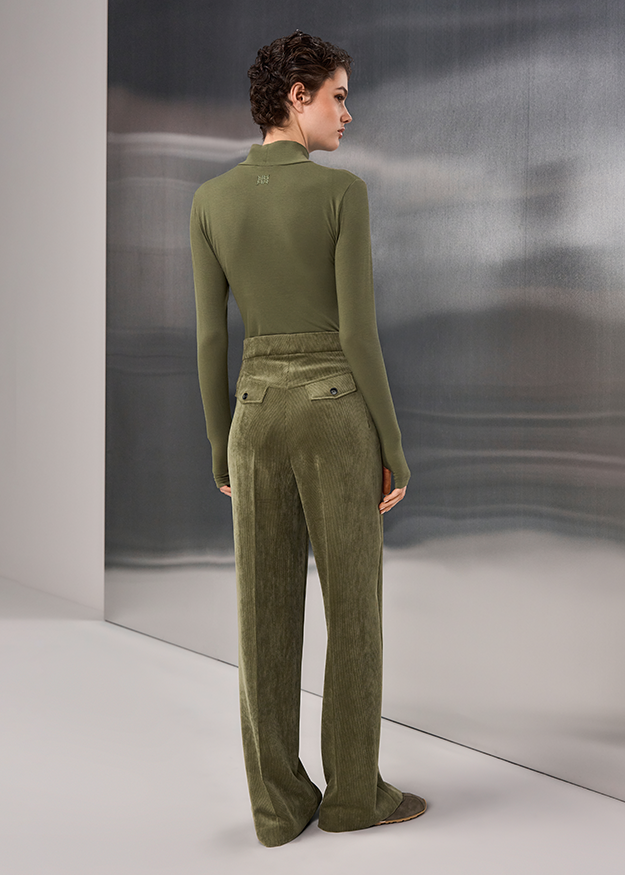 grüne hose, cordhose, corduroy, hohe taille, backview
