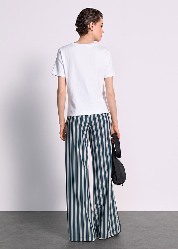 weißer T-Shirt, kurzarm, gerader Schnitt, gestreifte Hose, hohe Taille
