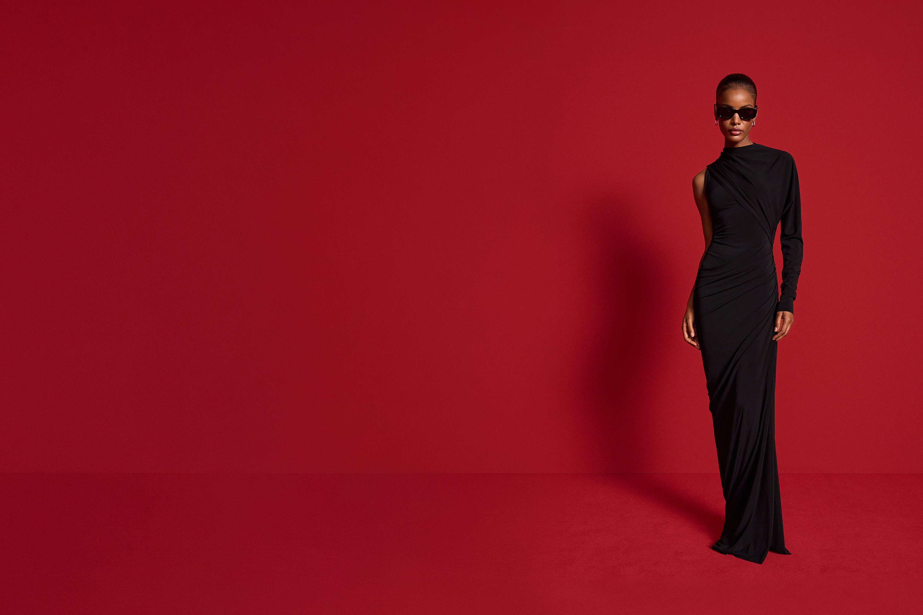 Abendkleid, Maxikleid, schwarz, asymmetrischer Ärmel, Raffung
