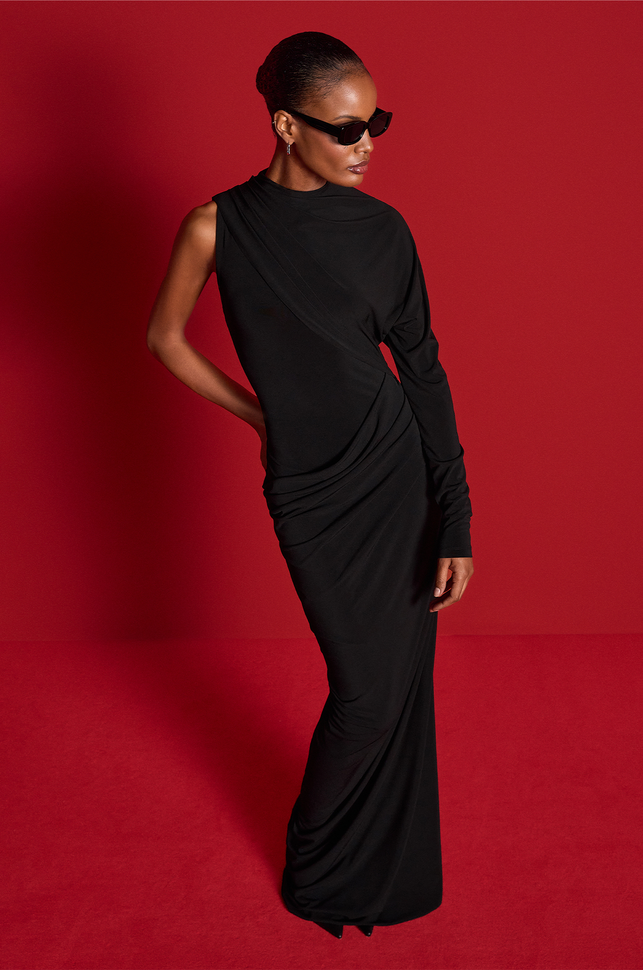 Schwarzes Kleid, Maxikleid, One-Shoulder-Ärmel, Drapierter Stoff, Langes Ärmel
