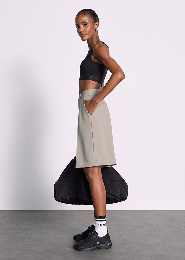 sporttop, schwarzes bh-Top, schwarzes Crop-Top, beiger Rock, gerade knielanger Rock, athleisure, Taschennaht, Knöchel-Socken, Sneaker, minimalistisches Outfit