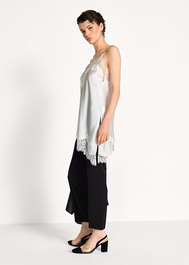 Lingerie-Top, Satin-Camisole, Spitzenborte, Spaghettiträger-Top, Slipschnitt-Top, Spaghettiträgertop, Spitzendetails, Satinoptik, Seitenschlitz, Spitzenkante