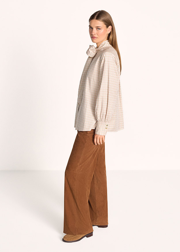 Hemdbluse, Gittermuster, Kragen, Ballonärmel, Camelbraun, Cordhose, Flared pants, Loafer