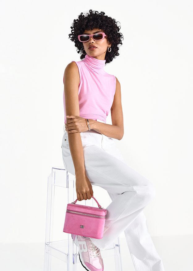 pinkes top, turtleneck ohne Ärmel, weiße Hose, rosa Handtasche, Sonnenbrille