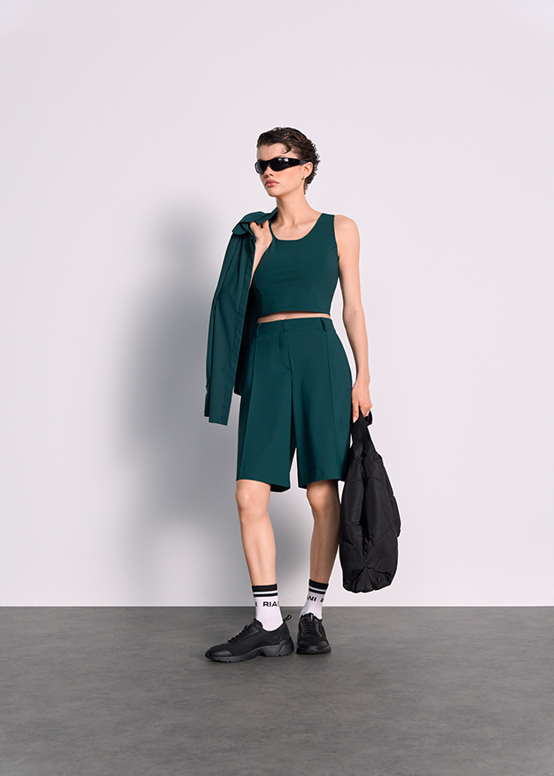 Röhrenhose, Shorts, Crop-Top, Sonnenbrille, Jacke über der Schulter