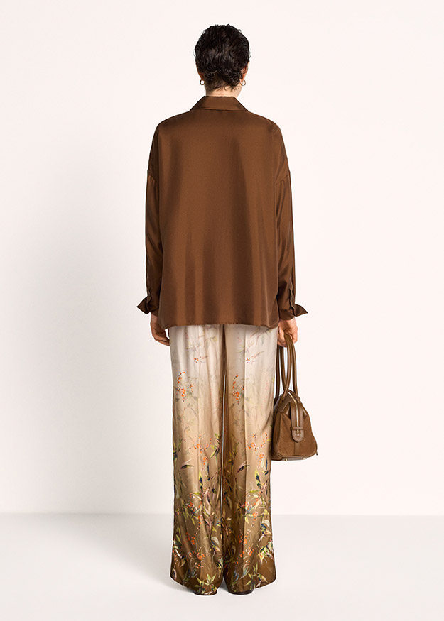 braun, Satinbluse, langes Shirt, weite Hose, Blumenmuster
