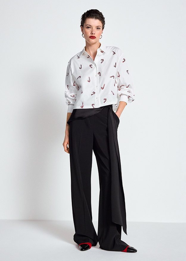 Weiße Bluse, Musterprint, Kurzer Schnitt, Schwarze Hose, Weites Bein