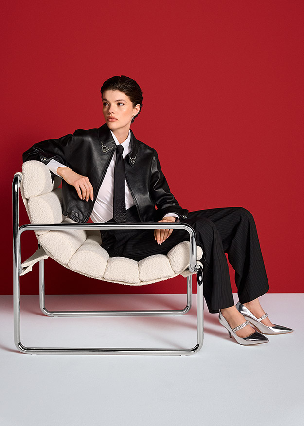 Lederjacke, Nadelstreifenhose, Krawatte, Silberne Pumps, Schwarze Kleidung