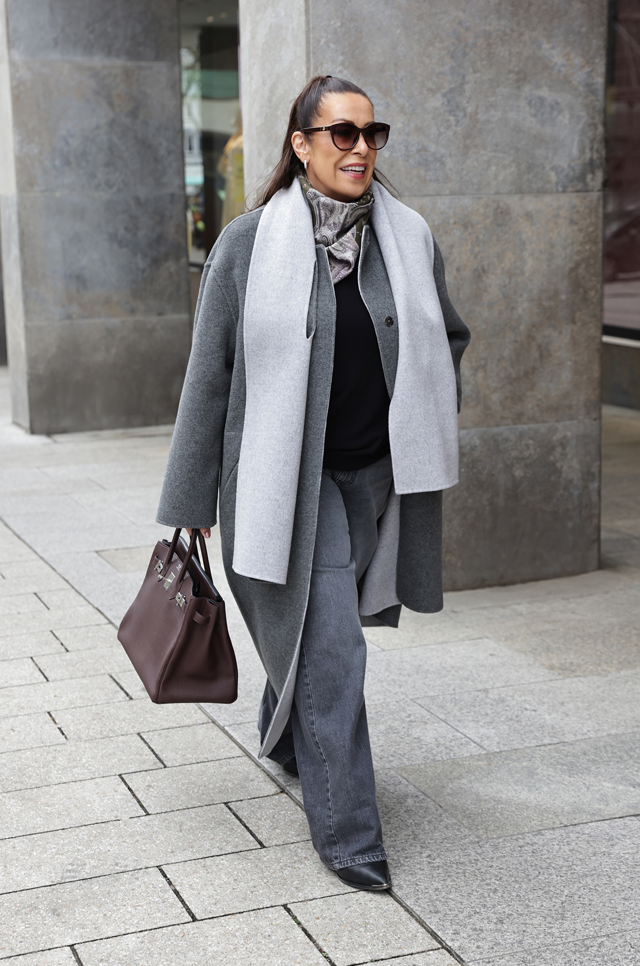 Mantel, Schal, Handtasche, Jeans, Sonnenbrille
