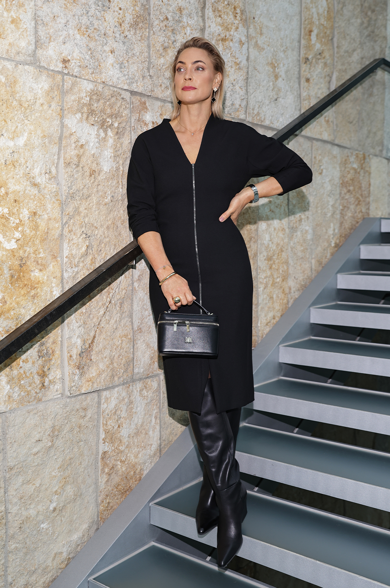 schwarzes kleid, Reißverschluss, Lederstiefel, Handtasche, Stimmung elegant