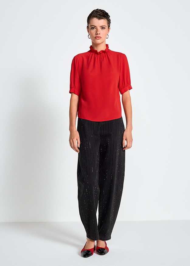 Rote Bluse, Stehkragen, Kurze Ärmel, Schwarze Hose, Glitzerstreifen
