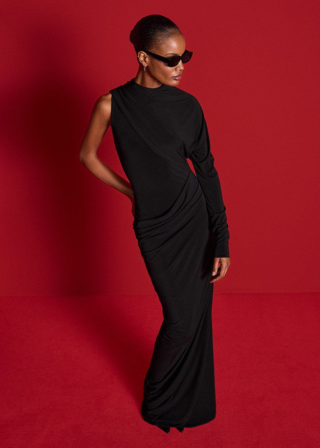 Maxikleid, schwarz, langärmelig, asymmetrischer Ausschnitt, drapiert