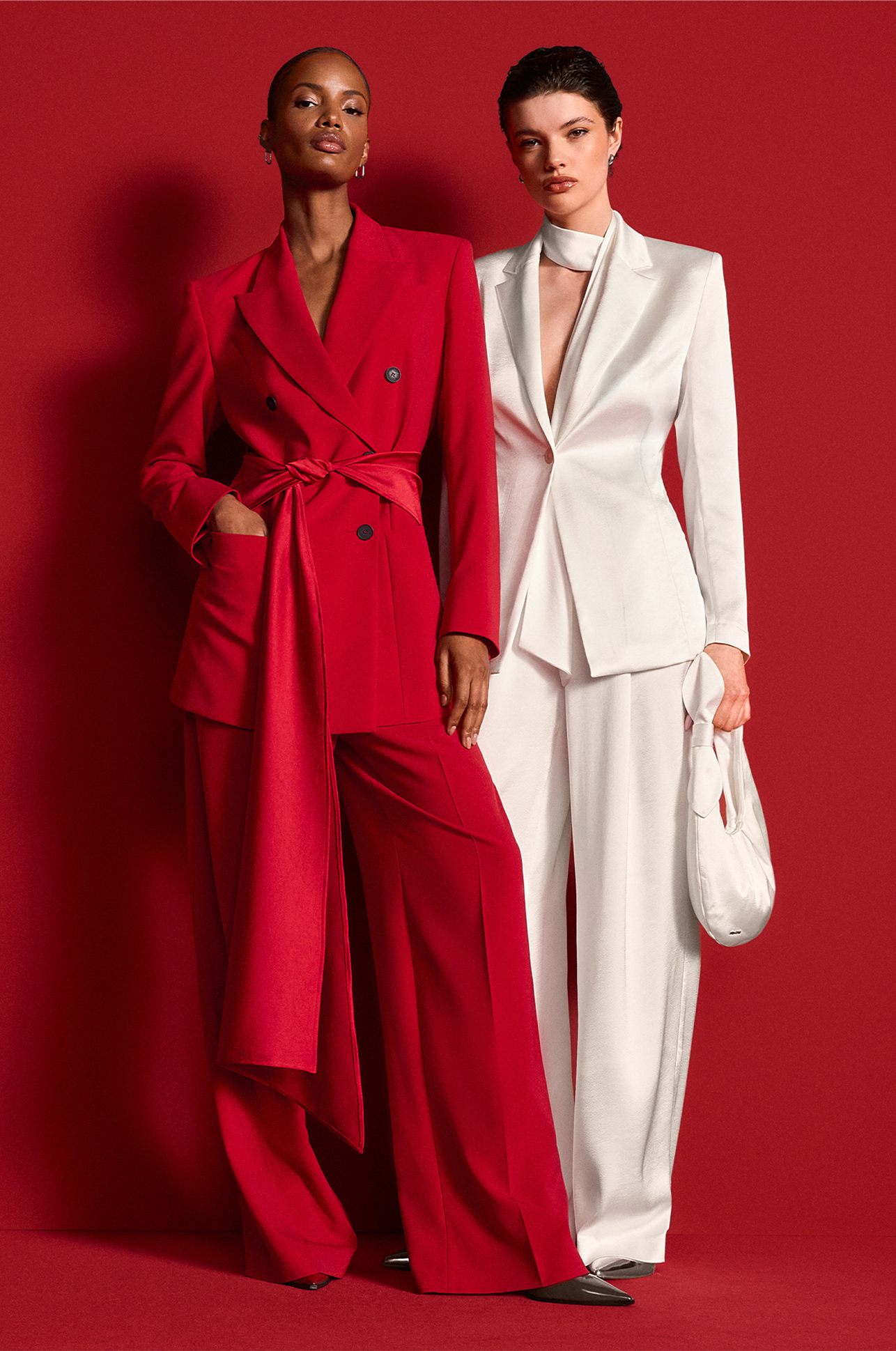 Hosenanzug, roter Blazer, Bindegürtel, weißer Hosenanzug, weite Hose
