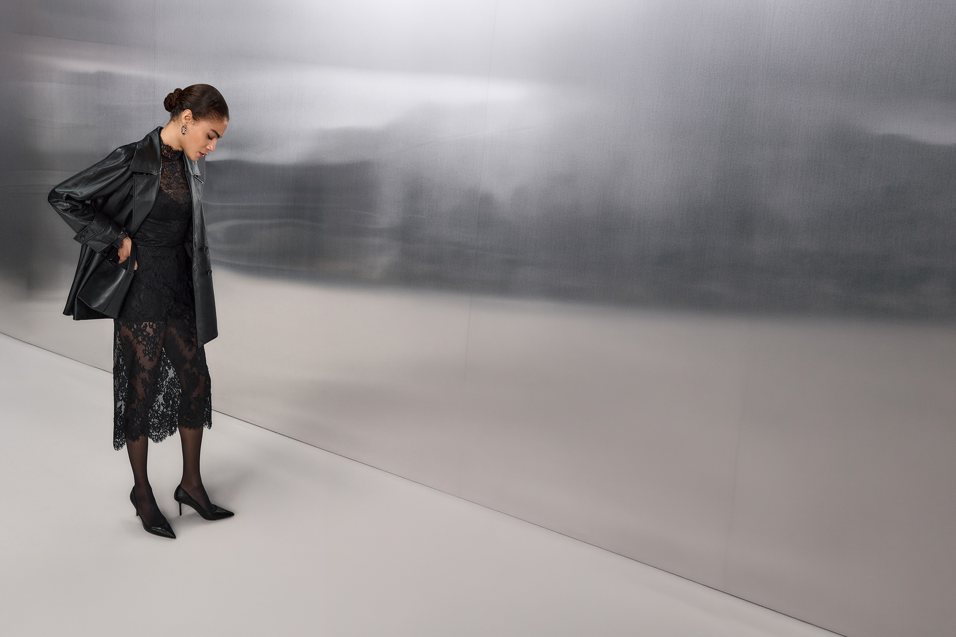 Spitzenkleid, schwarzes Kleid, Lederjacke, Pumps, seidenes/feines Spitzenmuster