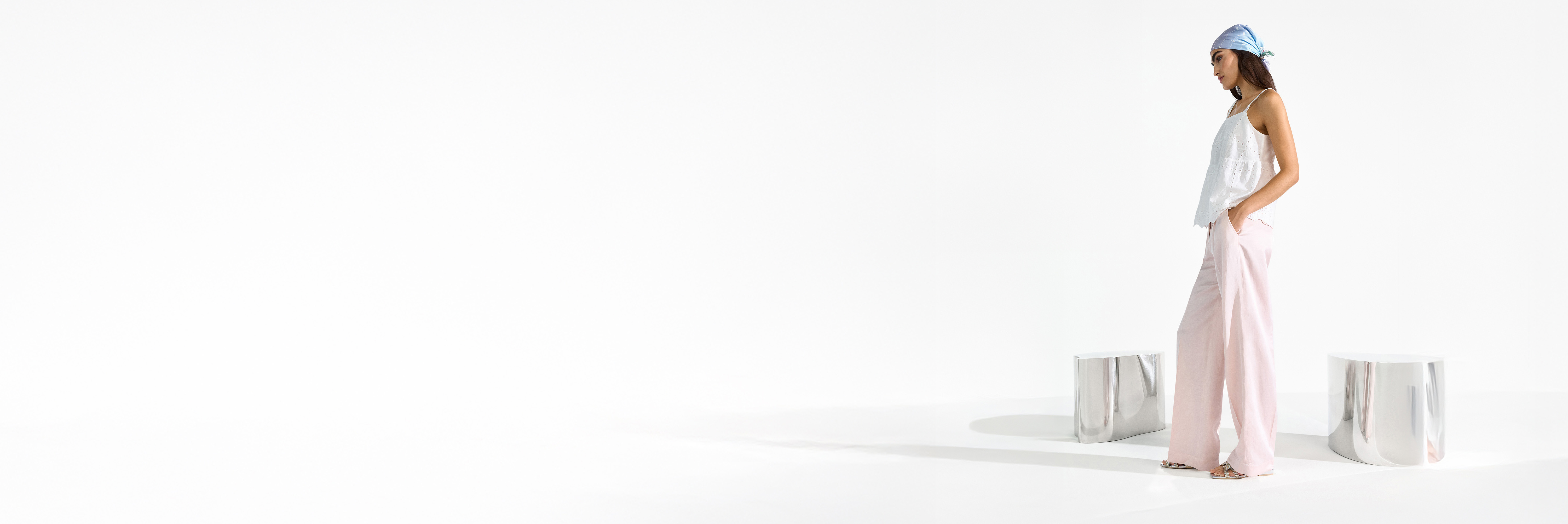 weißes Oberteil, rosafarbene weite Hose, blaues Stirnband/Haarband, Sandalen, minimalistisches Outfit