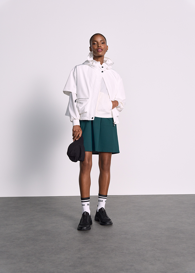 weiße jacke, kurze hosen, grüne shorts, schwarze schuhe, weiße söckchen