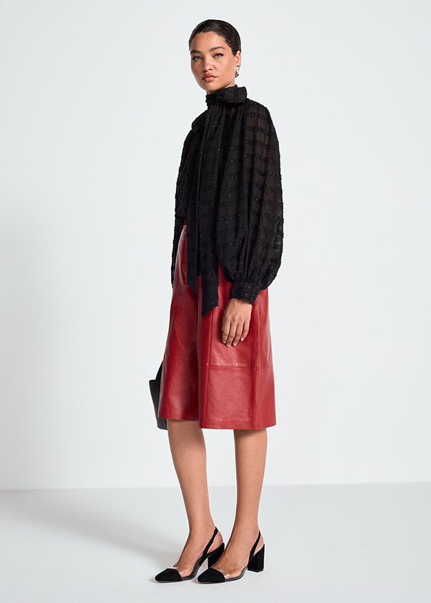 Schwarze Bluse, Stehkragen, Puffärmel, Roter Lederrock, Knielang
