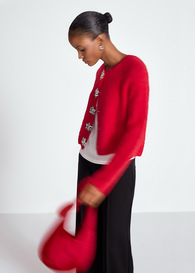 rote Strickjacke, Zierknöpfe, Langarm, Rundhalsausschnitt