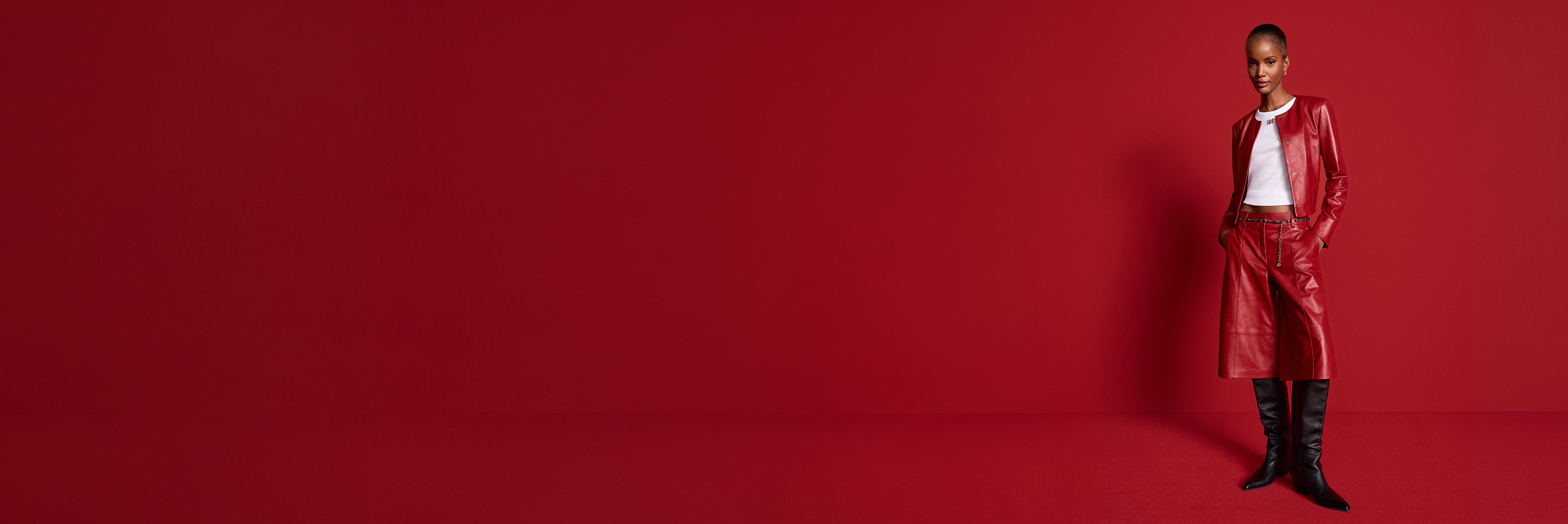 Lederjacke, Lederbermudas, Rot, Glänzende Oberfläche, Knopfleiste