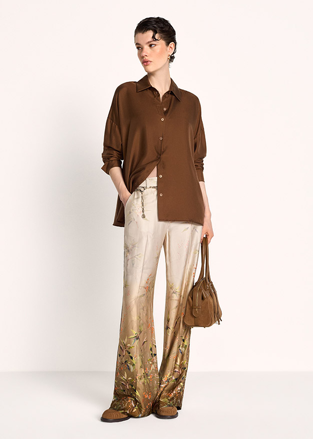 oversized shirt, brauner Hemd, Knopfleiste, Langarmshirt, Hose mitBlumenprint
