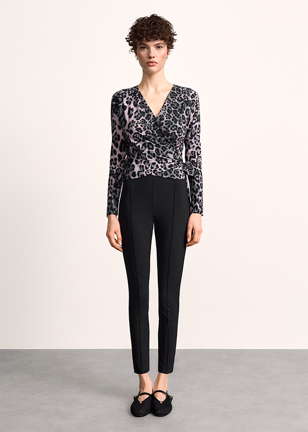 Tiermuster, Wrap-Top, lange Ärmel, schwarze Hose, Flache Schuhe