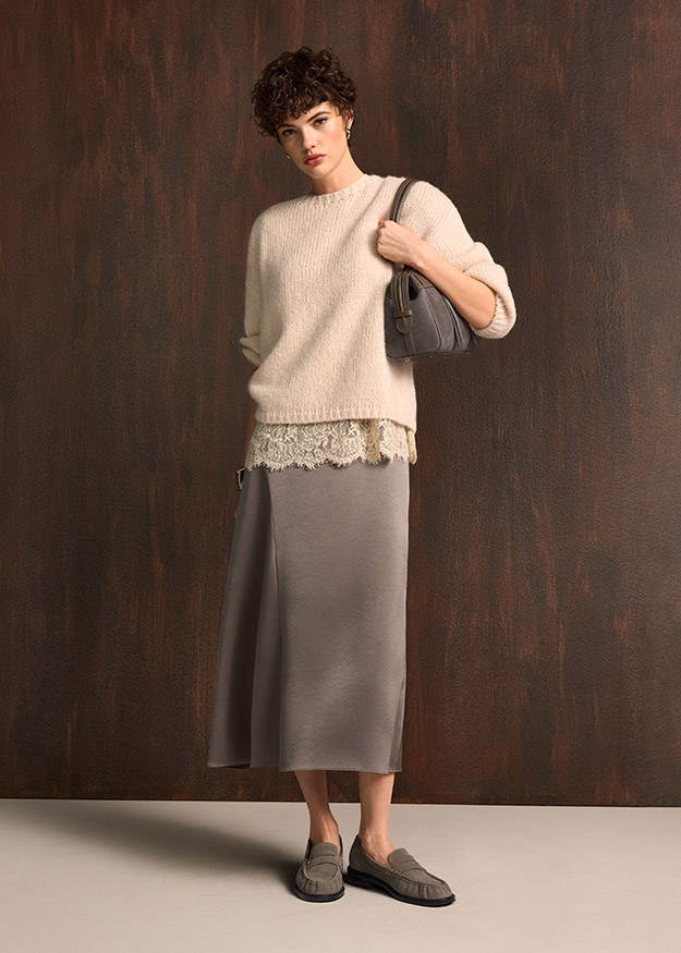 Strickpullover, Lagenlook, Spitzeneinsatz, Midi-Rock, Loafer